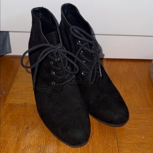 Women’s black wedges